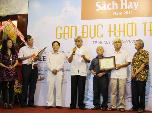 Giải thưởng Sách hay 2011: Thêm một lẵng hoa cho… sách cũ