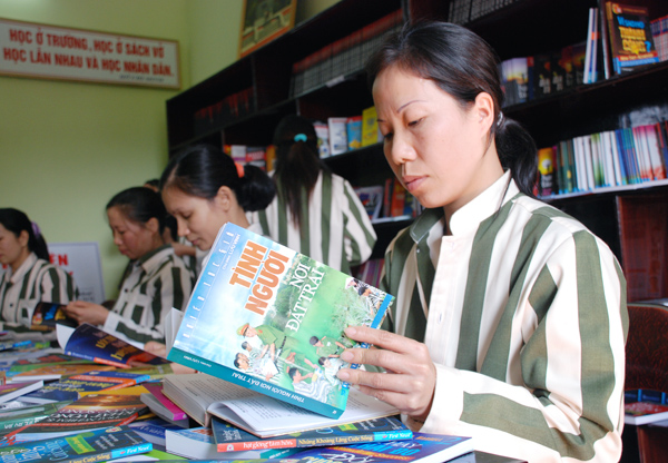 Tặng ba ngàn cuốn sách cho phạm nhân 